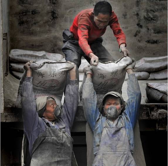 每天装卸100吨水泥,ta们的肩膀上扛着一个家